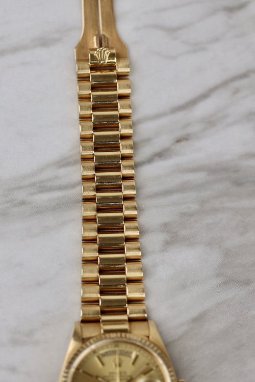 Vintage Rolex Day-Date 18038 in 18k yellow gold with English day display on President bracelet – Lazuli Vintage Watches, Zurich.