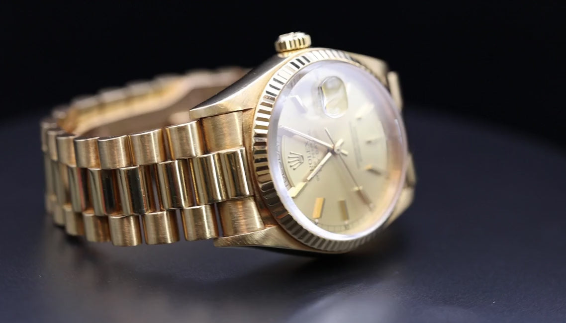 Video laden: Vintage Rolex Day-Date 18038 in 18k yellow gold with English day display on President bracelet – Lazuli Vintage Watches, Zurich.