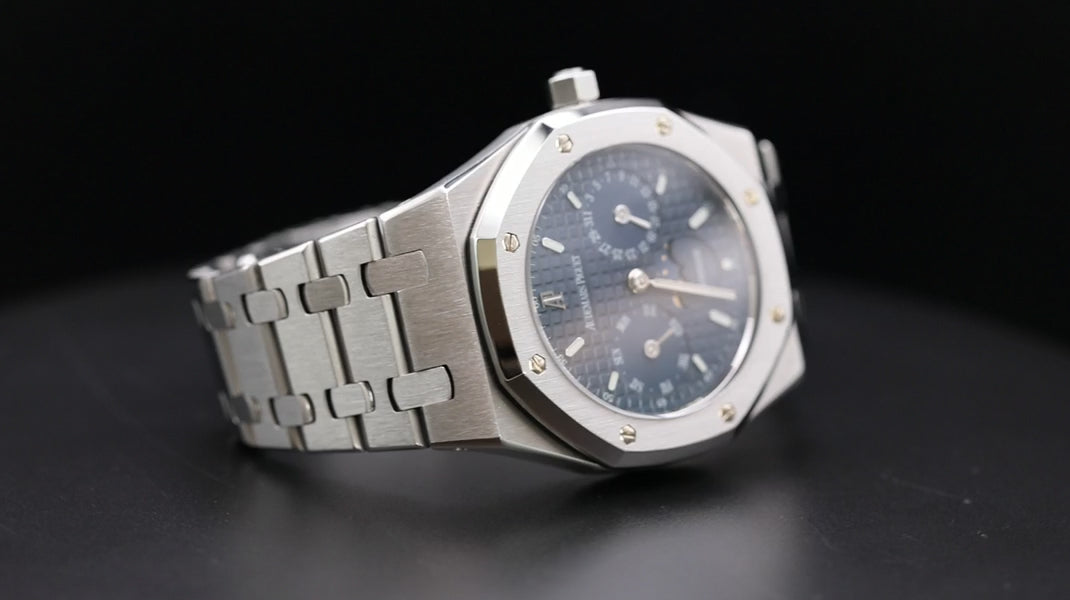 Load video: Royal Oak 25594ST 'Cosmic Blue'