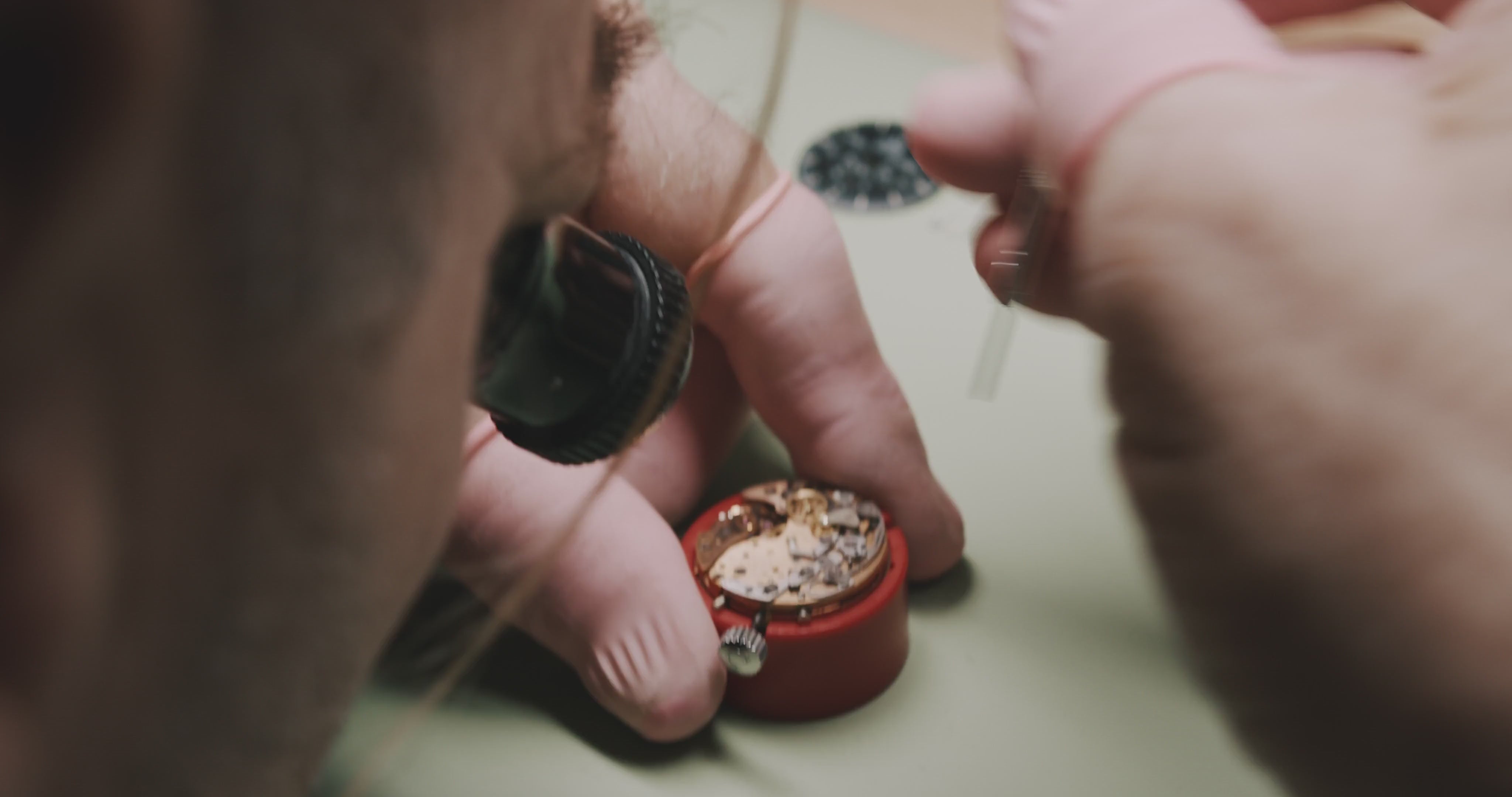 Video laden: A video of a watchmaker verifying a watch for Lazuli Vintage Watches.